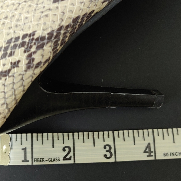 Sexy faux snakeskin, cream and grey Alfred Sung pumps, size 9 - Picture 4 of 4